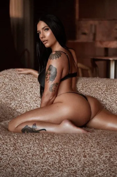 Mia - Photo 1